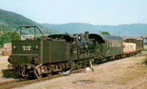 le MV 22372 Bruyères - Rambervillers dessert Brouvelieures et la scierie Georges Baradel et Cie. L’unique voiture est une B7t, surnommée outre-Rhin « Donnerbüchse » (« boîte à tonnerre »), en raison du bruit produit par la caisse métallique sur une ligne de Forêt-Noire faite de nombreux tunnels. La 130 B 467, bien entretenue, est louée aux CFS. Elle est accouplée à un tender à trois essieux de 20 m3 ; seules trois 130 B reçurent un tel tender (G. Rannou, Coll. Y. B.) ;