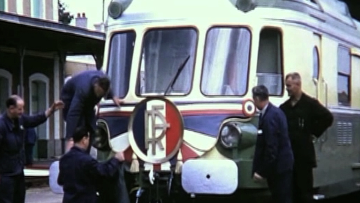 LVDR3322 : Charles de Gaulles à bord de la RGP présidentielle