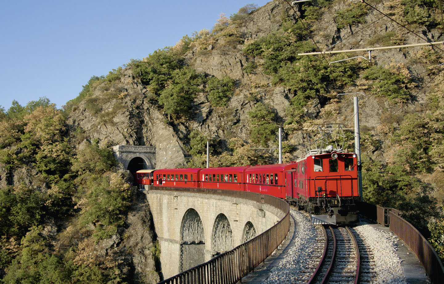 En Isère, un fameux train à la livrée rouge vif
