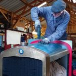 Les bénévoles donnent de leur temps pour restaurer le matériel historique.