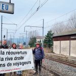 Les militants de Cutpra et AterVR devant la gare de Condrieu (Rhône), qui devrait être l’une des étapes du Train en fête le 16 novembre 2025