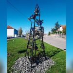 La sculpture installée sur la rue menant à la gare de Damelevières