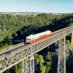 L’autorail des CFHA franchissant le viaduc de Rouzat (Allier), construit par Gustave Eiffel.