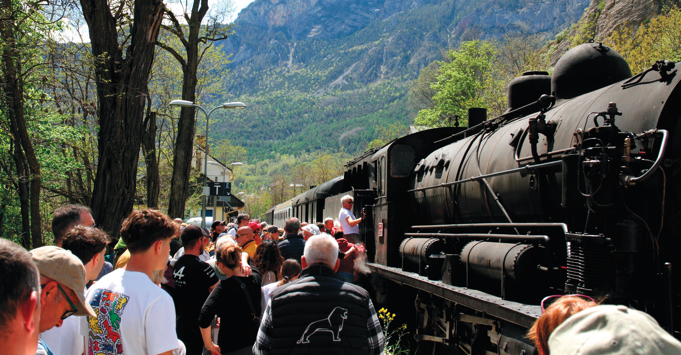 En gare de L’Argentière-Les-Ecrins, dernier arrêt avant Briançon, la locomotive à vapeur est assaillie par le public.