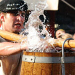 Salies-de-Béarn et sa traditionnelle Fête du Sel (à gauche) et les châteaux de la Loire, dont celui de Chenonceau (à droite) sont les deux séjours proposés. © DR ©