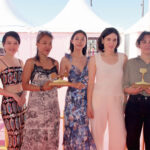 Les lauréats avec leurs trophées : (de dr. à g.) Carmen Leroi, lauréate du Petit Rail d’Or, avec sa productrice; Eminé Meyrem, une des deux marraines de la cérémonie; et Shih-Ching Tsou, lauréate du Grand Rail d’Or, avec ses actrices et producteur.