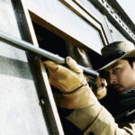 Scène à bord du train dans Le bon, la brute et le cinglé.