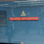 Sir Andrew Gregory devant la locomotive rénovée. Grande-Bretagne. Une locomotive met à l’honneur l’Artillerie royale