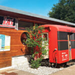 Depuis 2022, le restaurant le Tram’Bar est installé au coeur du village de Confort dans l’Ain. Il est aménagé dans une voiture voyageurs et doté d’une terrasse. Une étape de choix pour les touristes, les randonneurs et les cyclistes qui empruntent la voie douce aménagée sur l’ancienne voie ferrée.