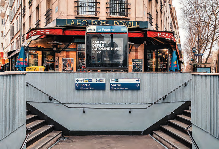 Détruite à la suite d’un accident de bus en 1964 et reconstruite en béton, l’entrée de la station est jugéeparticulièrement inesthétique depuis plus de soixante ans. © RATP//Xavier Chibout