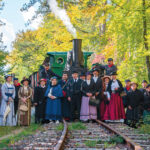 Les bénévoles du CFHVS en costumes de l’époque 1900 devant la Suzanne.