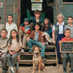 Photo de classe devant le wagon qui sert d’école.