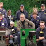 Philippe Gougler en compagnie des bénévoles qui exploitent le Petit train à vapeur de Forest.