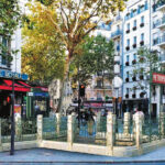 Image de synthèse de la future entrée de la station La Fourche, dans le XVIIe arrondissement, lorsque sa restauration à l’identique sera achevée. Elle va retrouver ses garde-corps en ferronnerie ouvragée et son portique “Métropolitain”, typique du Nord-Sud