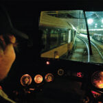 Aux commandes d’un train sur les voies de la gare d’Austerlitz.