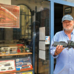 Stéphane Orliac devant son magasin à Périgueux, avec une LGB à échelle 1/22,5e, une des marques pionnières de trains de jardin.