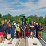 Le 5 juillet, pour le Train du cinquantenaire, une partie des membres du CFTT posent devant la Decauville n° 3, sur le viaduc de Salles enfin réparé.