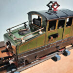 La locomotive EI PO en tête du train jouet commercialisé à partir de 1925 par J de P.