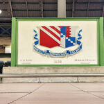 La plaque a été de nouveau installée au sein de la gare.