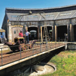Le pont tournant de la rotonde de Montabon. En étant guidés par les bénévoles, les visiteurs peuvent le faire fonctionner.