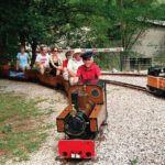 A l’extérieur, dans le parc, une balade en vapeur vive avec la Decauville 030. Pour ces promenades, les bénévoles peuvent aussi utiliser leur locotracteur (à droite sur la photo)