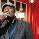 Slam. Aimé Nouma prend le train et perd le nord avec humour